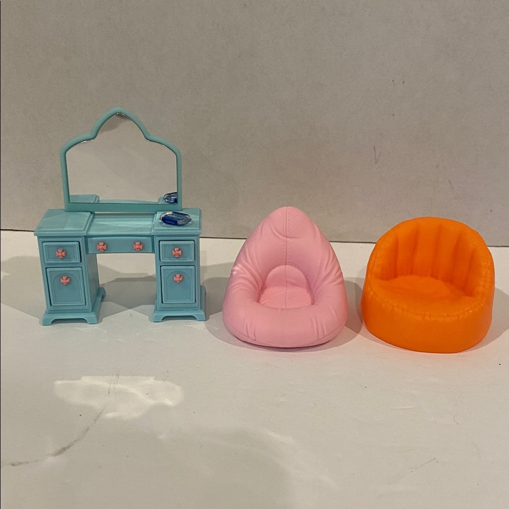 Zuru Mini Brands Home Vanity, 2 Beanbag Chairs and Sistema Lid 1:24 Scale
